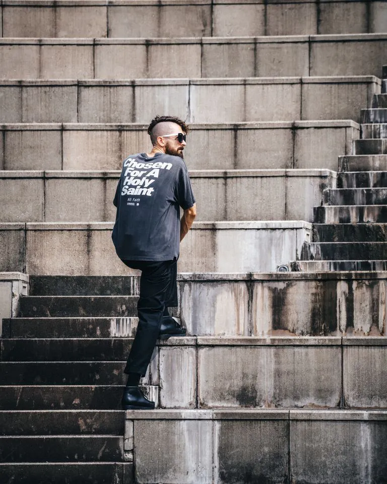SAINT Mxxxxxx CHOSEN SS TEE/BLK Burst pattern/fingerprint print Chosen Tee Washed black S-XL Look for cylindrical fabrics without side seams. Don’t buy open-width fabrics anymore. It’s boring. Assute garment dyeing. Spray the whole piece with Ma Liu. Re-spray heavy fade. Collar and cuffs are frayed. Many places are broken. Authentic grade printing restored. Original consistent main mark/wash mark/with little angel anti-counterfeiting label.